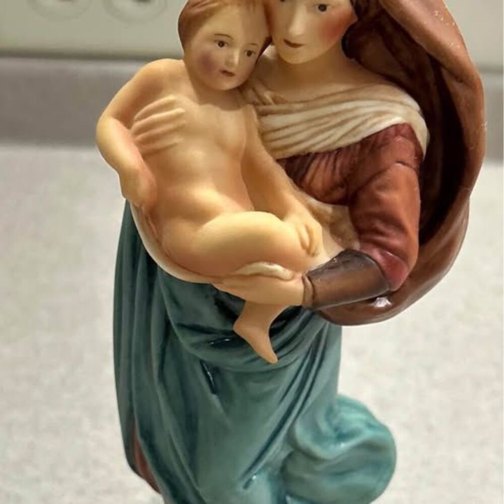 Sistine Madonna Hand Painted Fine Porcelain Figurine 1986 Franklin Mint